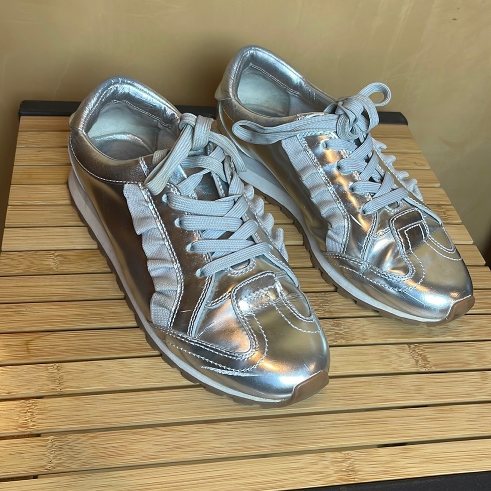 Tory Burch Ruffle Leather Sneaker Sz 8 Metallic Silver